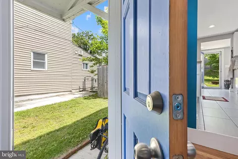 Entry Way - 3725 Falls Rd, Baltimore, MD 21211 photo 9 of 10