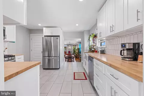 Entry Way - 3725 Falls Rd, Baltimore, MD 21211 photo 3 of 10