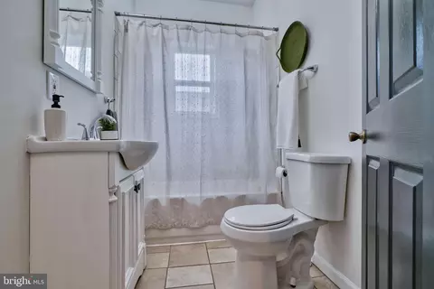 Bath - 4028 Echodale Ave, Baltimore, MD 21206 photo 3 of 6