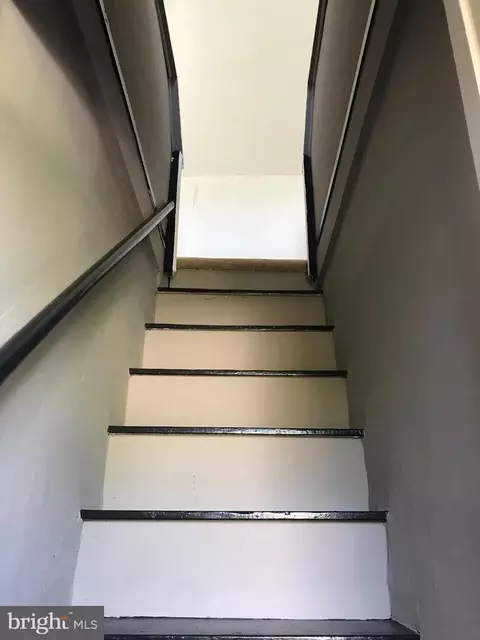 Entry Way - 4602 Elsrode Ave, Baltimore, MD 21214 photo 7 of 10