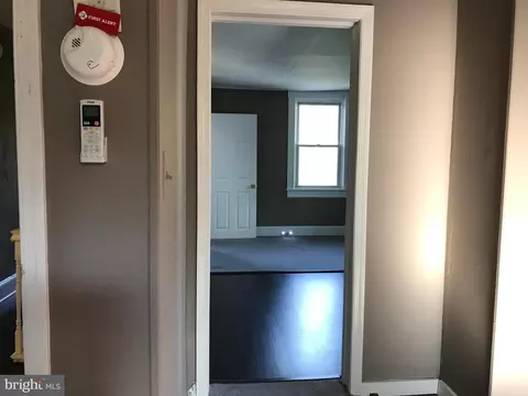 Entry Way - 4602 Elsrode Ave, Baltimore, MD 21214 photo 3 of 10
