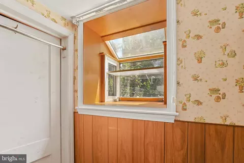 Entry Way - 4531 Shamrock Ave, Baltimore, MD 21206 photo 4 of 5