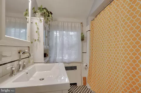 Bath - 816 E Lake Ave, Baltimore, MD 21212 photo 2 of 4