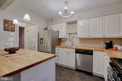 Kitchen - 816 E Lake Ave, Baltimore, MD 21212 photo 4 of 7