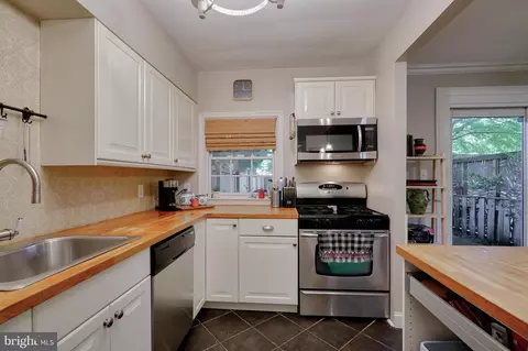 Kitchen - 816 E Lake Ave, Baltimore, MD 21212 photo 6 of 7