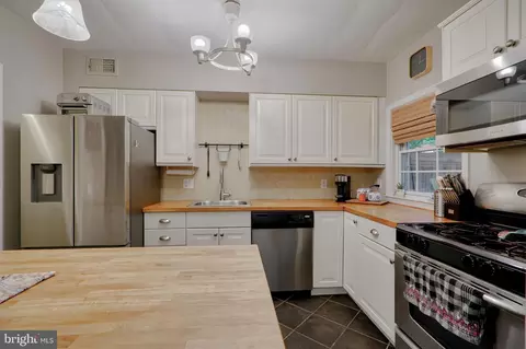 Kitchen - 816 E Lake Ave, Baltimore, MD 21212 photo 3 of 7