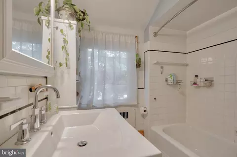 Bath - 816 E Lake Ave, Baltimore, MD 21212 photo 3 of 4
