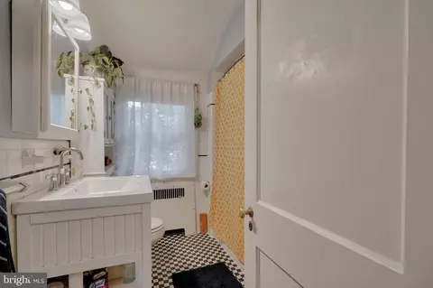 Bath - 816 E Lake Ave, Baltimore, MD 21212 photo 1 of 4