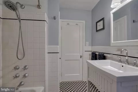 Bath - 816 E Lake Ave, Baltimore, MD 21212 photo 4 of 4