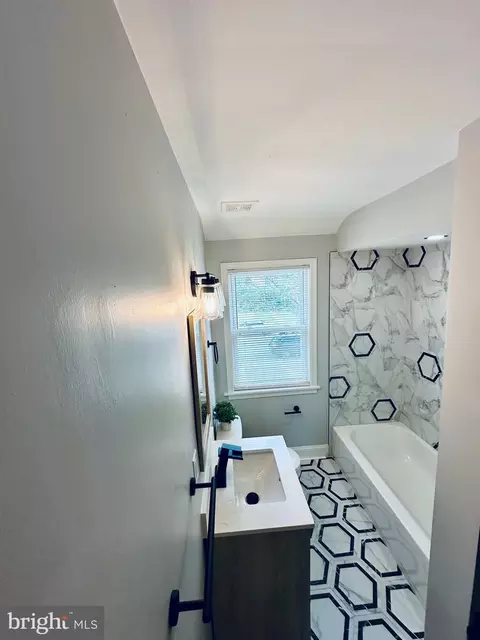 Bath - 1220 Meridene Dr, Baltimore, MD 21239 photo 2 of 6