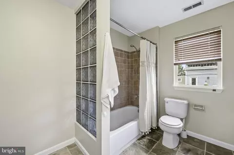 Bath - 1436 Riverside Ave, Baltimore, MD 21230 photo 2 of 3