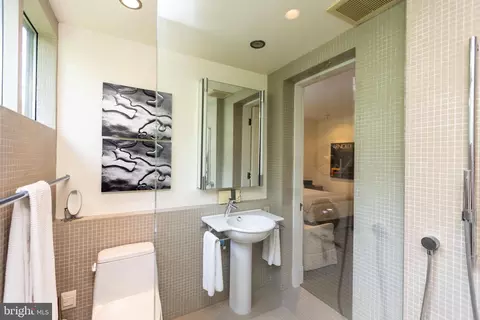 Bath - 4419 Wickford Rd, Baltimore, MD 21210 photo 1 of 4