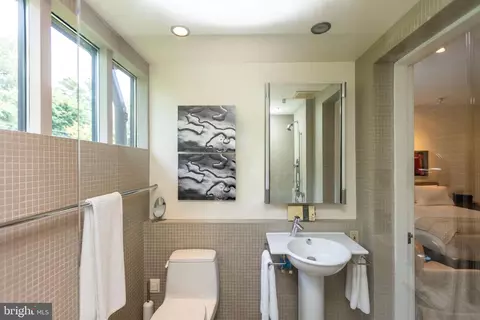 Bath - 4419 Wickford Rd, Baltimore, MD 21210 photo 2 of 4