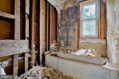 Bath - 462 Roundview Rd, Baltimore, MD 21225 photo 1 of 1
