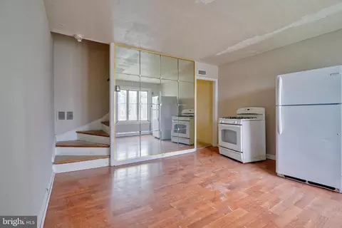 Living - 462 Roundview Rd, Baltimore, MD 21225 photo 2 of 2