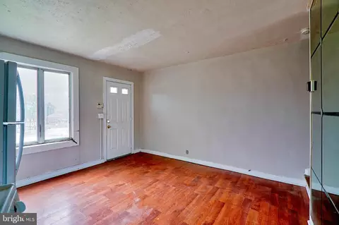 Living - 462 Roundview Rd, Baltimore, MD 21225 photo 1 of 2