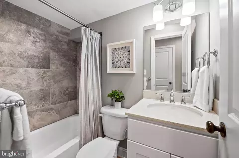Bath - 522 S Streeper St, Baltimore, MD 21224 photo 2 of 2