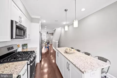 Entry Way - 522 S Streeper St, Baltimore, MD 21224 photo 4 of 7