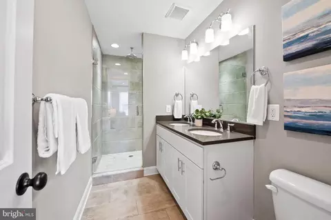 Entry Way - 522 S Streeper St, Baltimore, MD 21224 photo 5 of 7