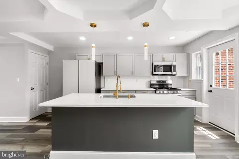 Entry Way - 4107 Glenhunt Rd, Baltimore, MD 21229 photo 6 of 14