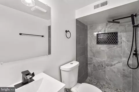 Bath - 4107 Glenhunt Rd, Baltimore, MD 21229 photo 2 of 2