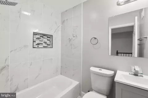 Bath - 4107 Glenhunt Rd, Baltimore, MD 21229 photo 1 of 2