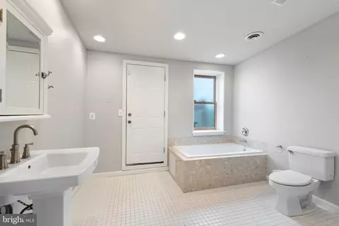 Bath - 2203 E Lombard St E, Baltimore, MD 21231 photo 4 of 6