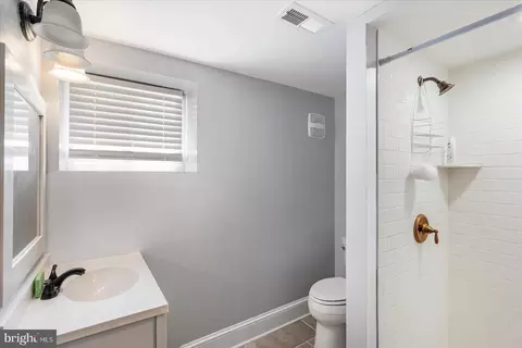 Bath - 4419 Raspe Ave, Baltimore, MD 21206 photo 2 of 7