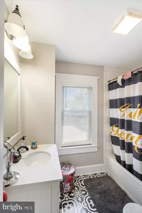 Bath - 4419 Raspe Ave, Baltimore, MD 21206 photo 4 of 7