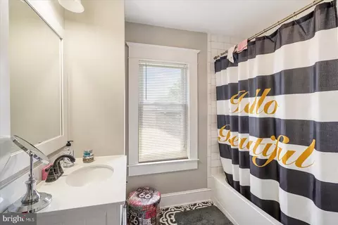 Bath - 4419 Raspe Ave, Baltimore, MD 21206 photo 3 of 7