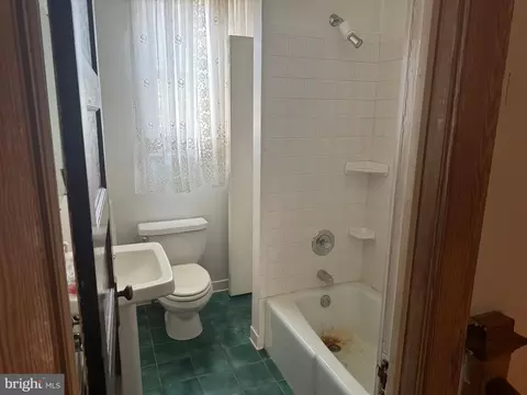 Bath - 4206 Ivanhoe Ave, Baltimore, MD 21212 photo 1 of 4