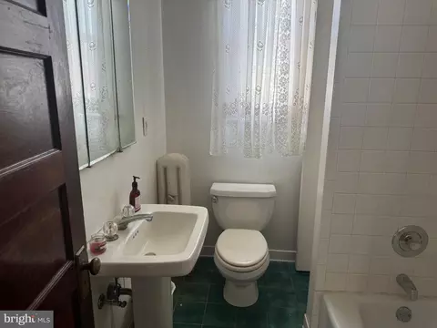 Bath - 4206 Ivanhoe Ave, Baltimore, MD 21212 photo 2 of 4