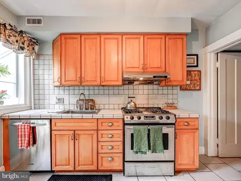 Kitchen - 426 Kenneth Sq, Baltimore, MD 21212 photo 2 of 4