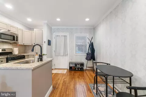 Entry Way - 1413 Weldon Pl N, Baltimore, MD 21211 photo 4 of 6