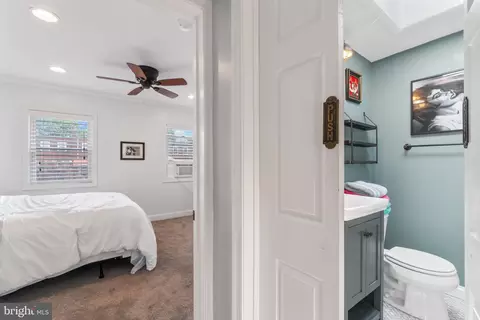 Entry Way - 1413 Weldon Pl N, Baltimore, MD 21211 photo 5 of 6