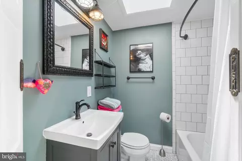 Bath - 1413 Weldon Pl N, Baltimore, MD 21211 photo 1 of 2