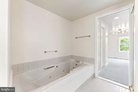 Bath - 13 E Henrietta St, Baltimore, MD 21230 photo 3 of 6
