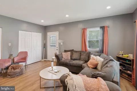 Entry Way - 3909 Ridgecroft Rd, Baltimore, MD 21206 photo 6 of 6