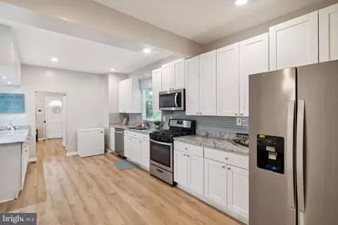 Entry Way - 3909 Ridgecroft Rd, Baltimore, MD 21206 photo 4 of 6