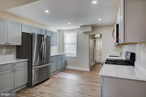 Entry Way - 253 S Durham St, Baltimore, MD 21231 photo 3 of 4