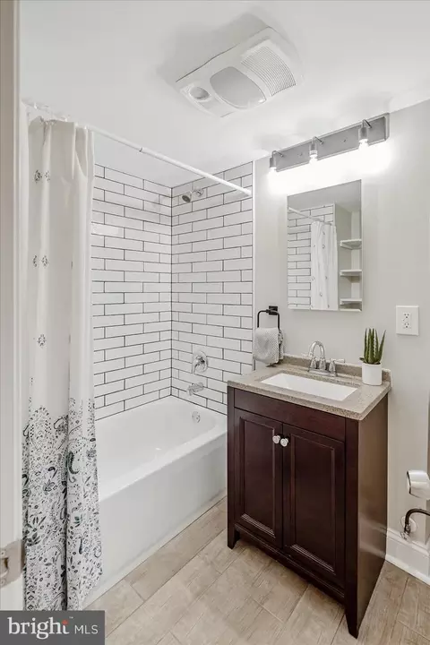 Bath - 1571 Winston Ave, Baltimore, MD 21239 photo 2 of 5