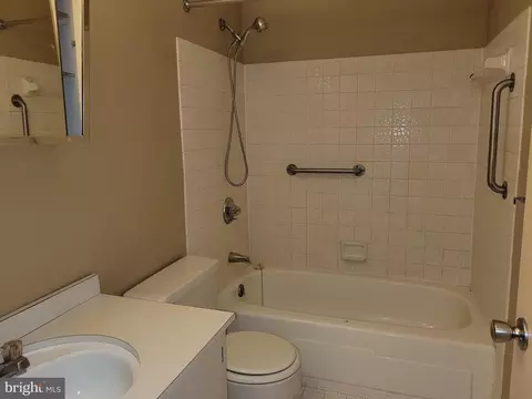 Bath - 6325 Red Cedar Pl, Baltimore, MD 21209 photo 4 of 5