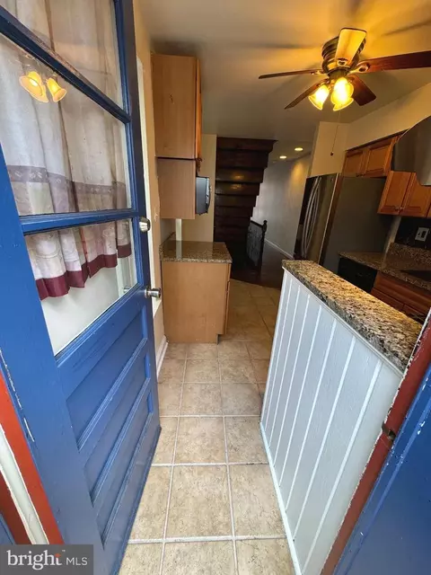 Entry Way - 418 N Castle St, Baltimore, MD 21231 photo 3 of 9