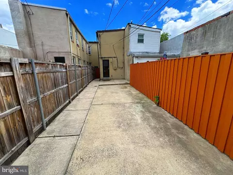 Exterior - 418 N Castle St, Baltimore, MD 21231 photo 6 of 12