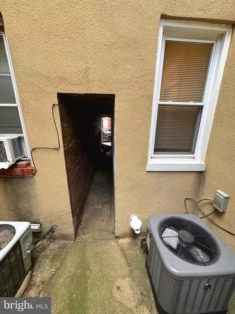 Entry Way - 418 N Castle St, Baltimore, MD 21231 photo 9 of 9