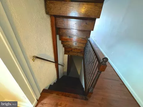Entry Way - 418 N Castle St, Baltimore, MD 21231 photo 7 of 9