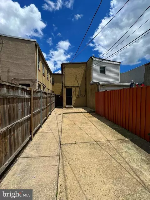 Exterior - 418 N Castle St, Baltimore, MD 21231 photo 5 of 12
