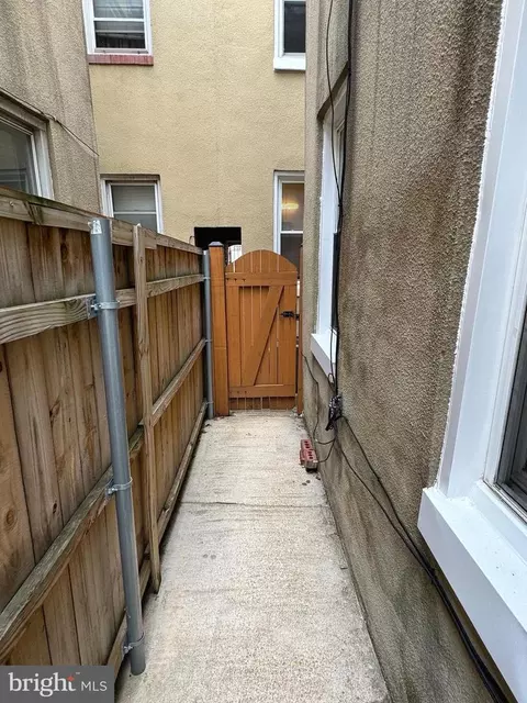 Exterior - 418 N Castle St, Baltimore, MD 21231 photo 4 of 12