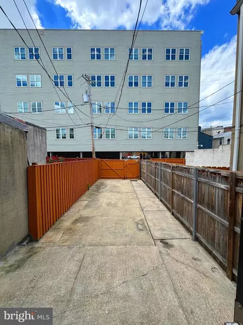 Exterior - 418 N Castle St, Baltimore, MD 21231 photo 7 of 12
