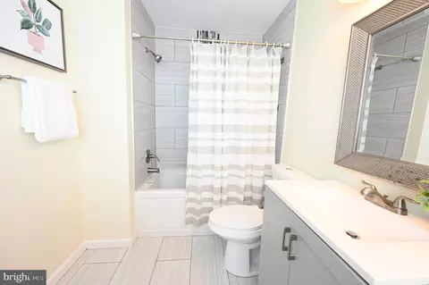 Bath - 3913 Stokes Dr, Baltimore, MD 21229 photo 4 of 8